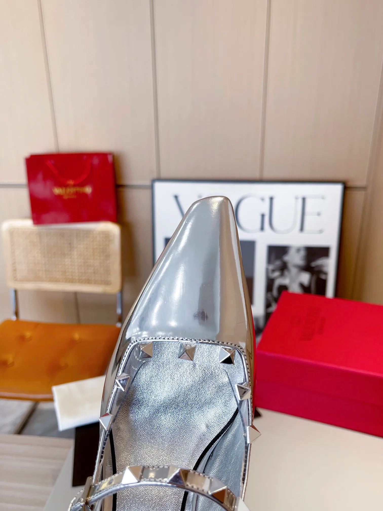 👟👟Ex-factory price 400👟👟 Genuine leather bottom +40 Top version 𝑉𝐴𝐿𝐸𝑁𝑇𝐼𝑁𝑂 Valentino 2024 spring and summer new women's back empty 6 colors new product The unique [classic] small rivet hardware accessories bring out a full sense of high-end, and the new season will live up to expectations! Worth buying ★Imported cow patent leather/Absolutely high-grade ❥Original method, absolutely sensual ❥Elegant style, creating a different feeling, simple and elegant style!  Code number: 35-41 (34-42 customized) Fabric: Imported cow patent leather Lining: Sheepskin lining Heel height: 5cm Leather outsole Rubber outsole